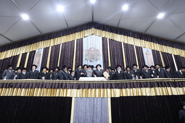 מעמד קבלת הפנים להאדמו"ר מסאטמר בשילוב סיום כתיבת ס"ת