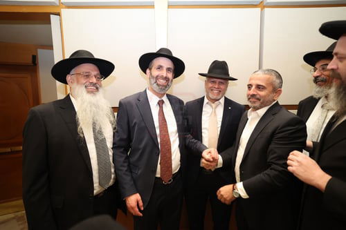 חור קטן במכנסיו של הפרשן | 'זופניק בכיכר' עם כל התמונות, הנייעס והחשיפות של השבוע