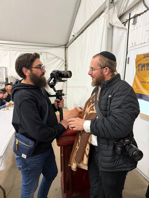 חור קטן במכנסיו של הפרשן | 'זופניק בכיכר' עם כל התמונות, הנייעס והחשיפות של השבוע