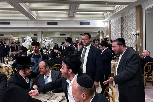 חור קטן במכנסיו של הפרשן | 'זופניק בכיכר' עם כל התמונות, הנייעס והחשיפות של השבוע