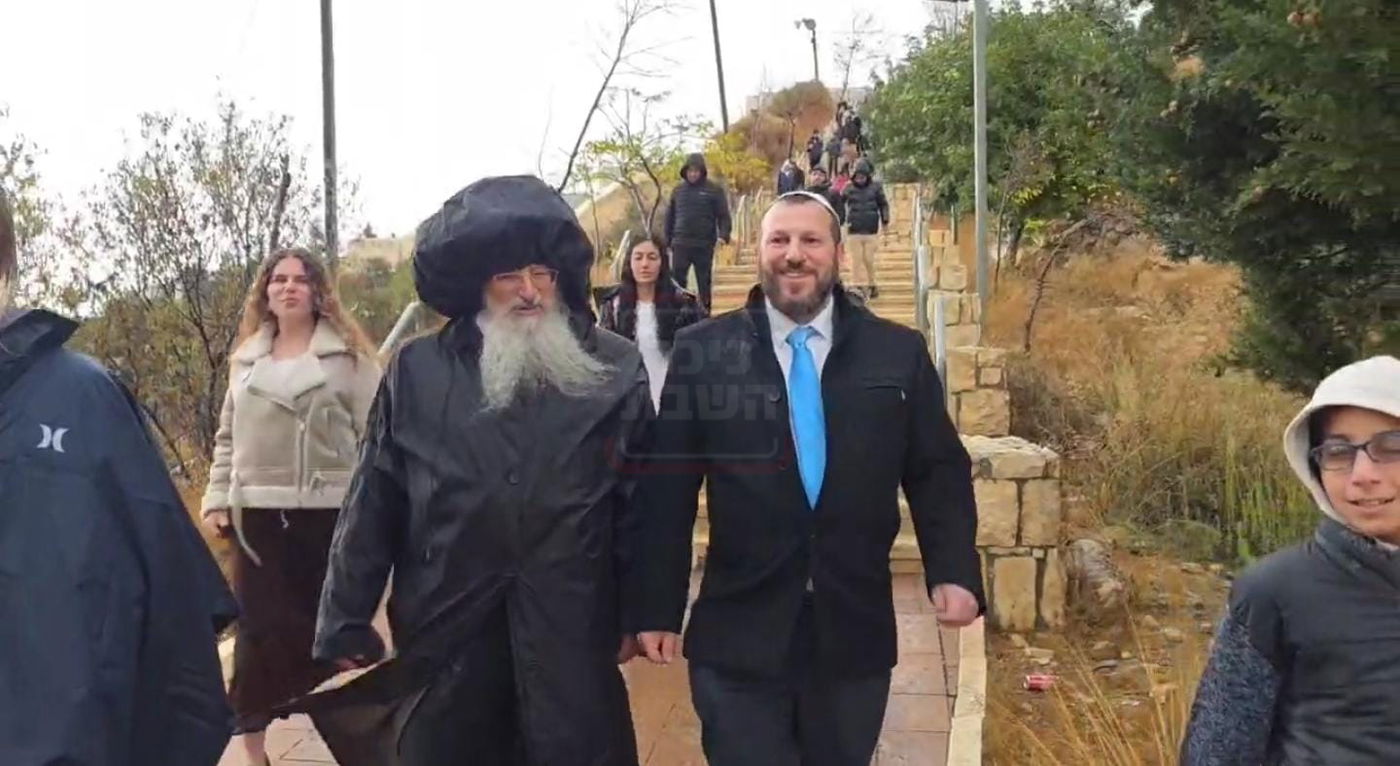 חור קטן במכנסיו של הפרשן | 'זופניק בכיכר' עם כל התמונות, הנייעס והחשיפות של השבוע