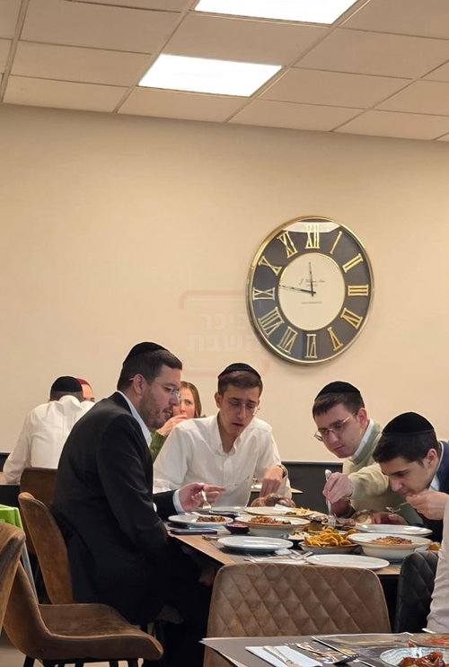 חור קטן במכנסיו של הפרשן | 'זופניק בכיכר' עם כל התמונות, הנייעס והחשיפות של השבוע