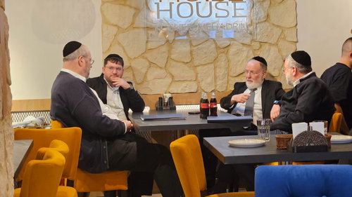 חור קטן במכנסיו של הפרשן | 'זופניק בכיכר' עם כל התמונות, הנייעס והחשיפות של השבוע