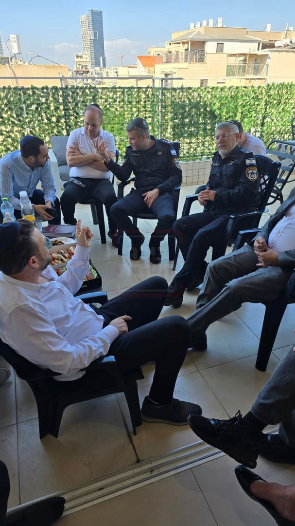 חור קטן במכנסיו של הפרשן | 'זופניק בכיכר' עם כל התמונות, הנייעס והחשיפות של השבוע