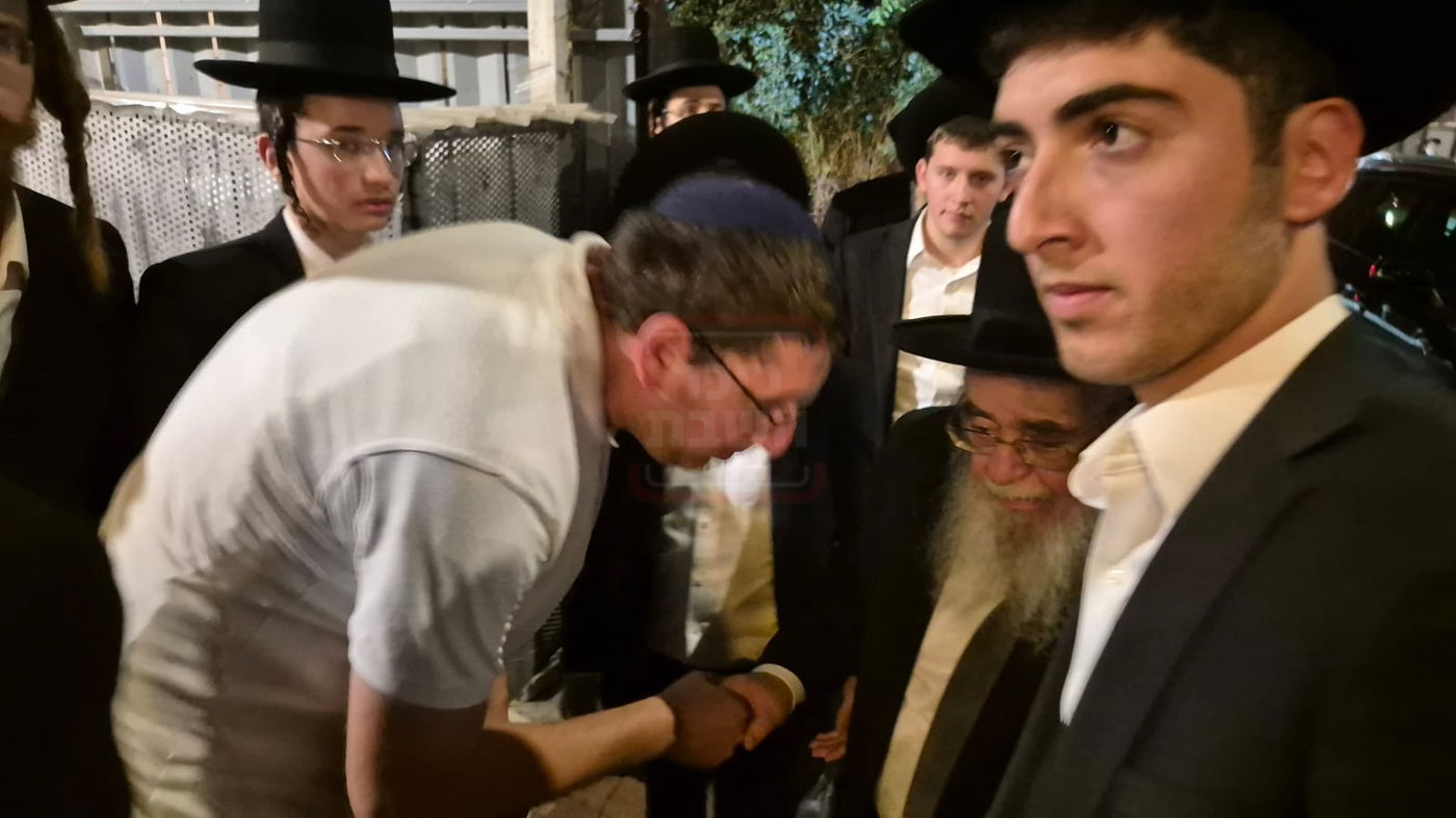 חור קטן במכנסיו של הפרשן | 'זופניק בכיכר' עם כל התמונות, הנייעס והחשיפות של השבוע