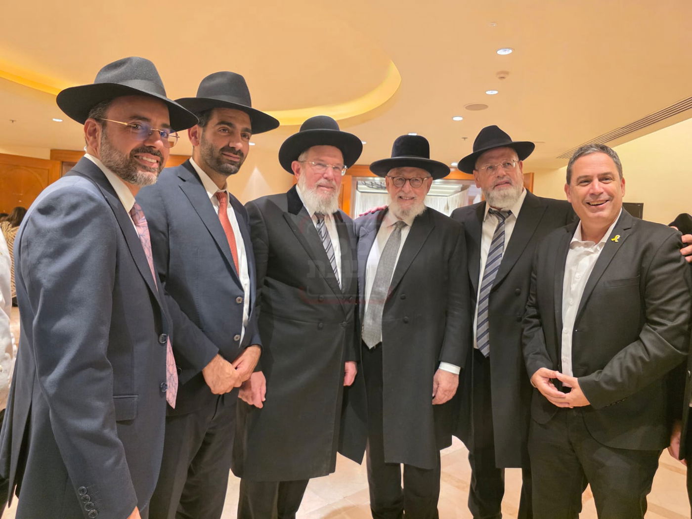 חור קטן במכנסיו של הפרשן | 'זופניק בכיכר' עם כל התמונות, הנייעס והחשיפות של השבוע