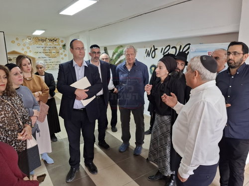 חור קטן במכנסיו של הפרשן | 'זופניק בכיכר' עם כל התמונות, הנייעס והחשיפות של השבוע