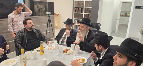חור קטן במכנסיו של הפרשן | 'זופניק בכיכר' עם כל התמונות, הנייעס והחשיפות של השבוע