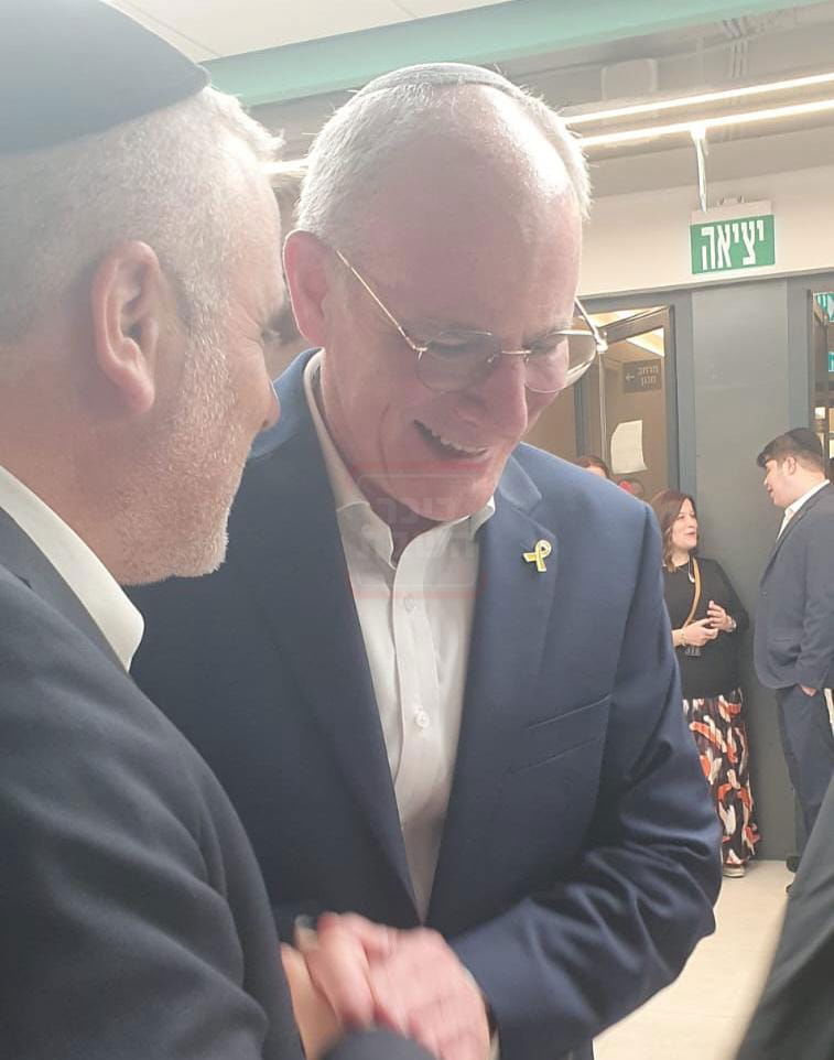 חור קטן במכנסיו של הפרשן | 'זופניק בכיכר' עם כל התמונות, הנייעס והחשיפות של השבוע