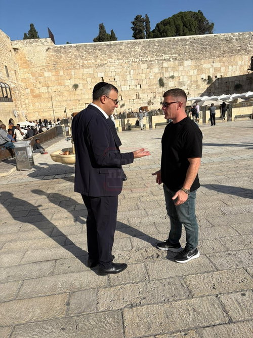 חור קטן במכנסיו של הפרשן | 'זופניק בכיכר' עם כל התמונות, הנייעס והחשיפות של השבוע