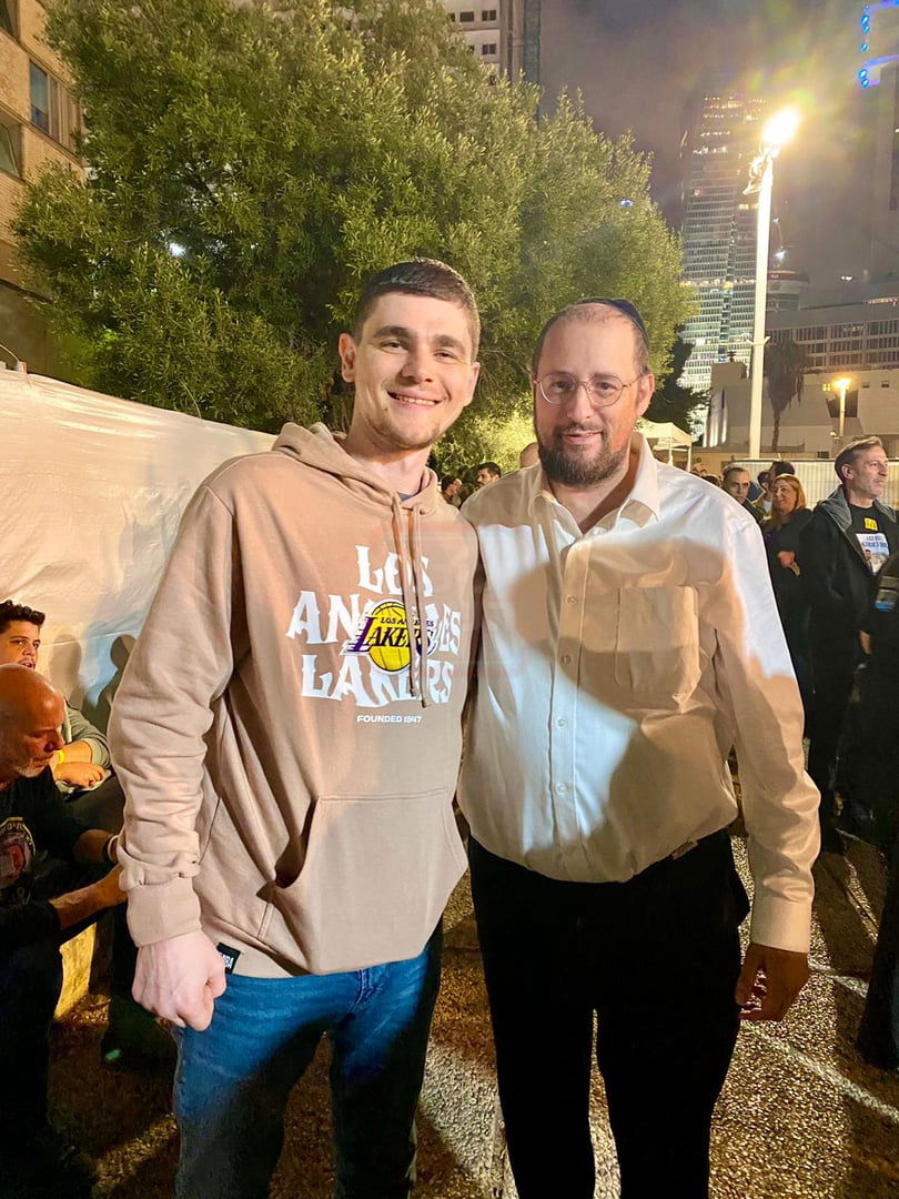 חור קטן במכנסיו של הפרשן | 'זופניק בכיכר' עם כל התמונות, הנייעס והחשיפות של השבוע