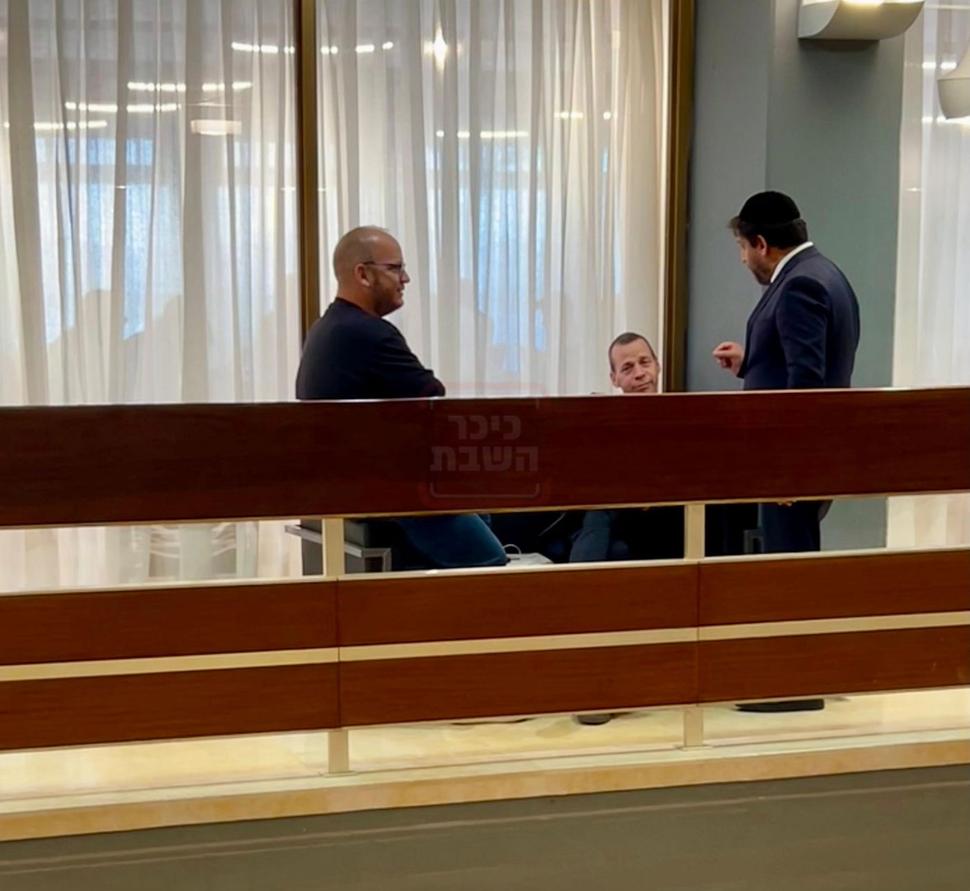 חור קטן במכנסיו של הפרשן | 'זופניק בכיכר' עם כל התמונות, הנייעס והחשיפות של השבוע