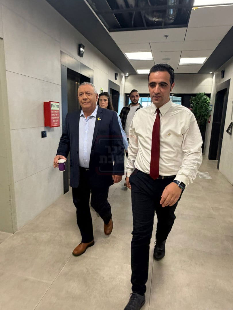 חור קטן במכנסיו של הפרשן | 'זופניק בכיכר' עם כל התמונות, הנייעס והחשיפות של השבוע