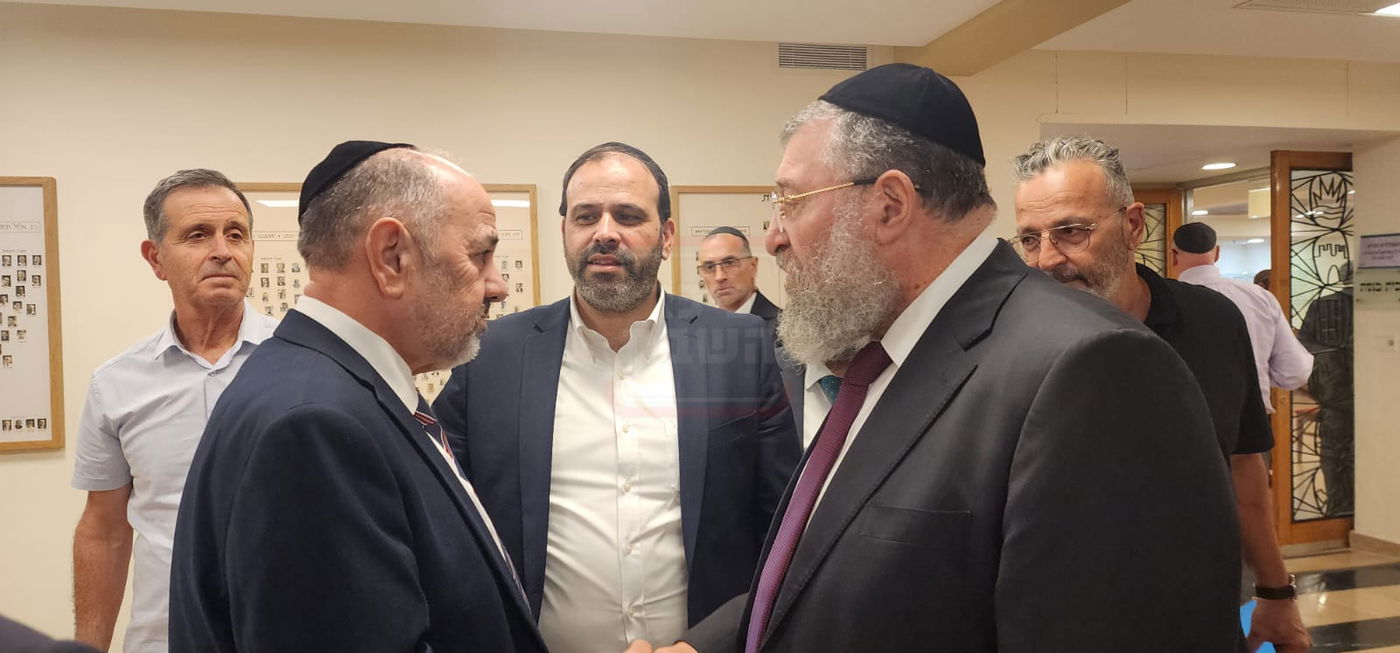 חור קטן במכנסיו של הפרשן | 'זופניק בכיכר' עם כל התמונות, הנייעס והחשיפות של השבוע