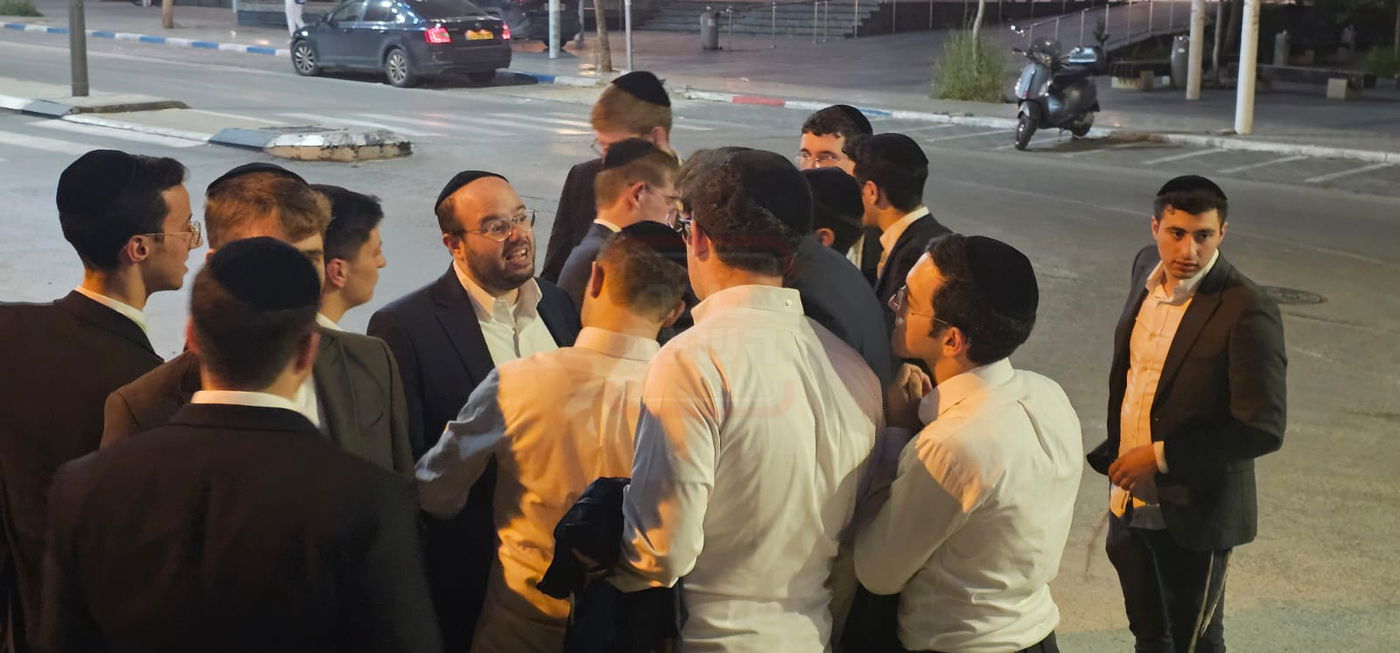 חור קטן במכנסיו של הפרשן | 'זופניק בכיכר' עם כל התמונות, הנייעס והחשיפות של השבוע