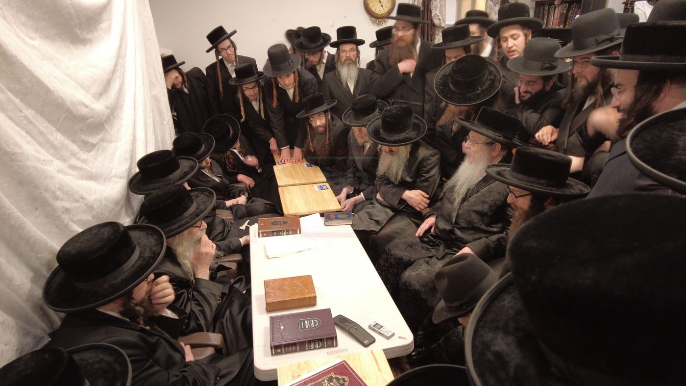 האדמו"ר מטאהש בנילום אבלים אצל האדמו"ר מזידיטשויב פרעמיסלא