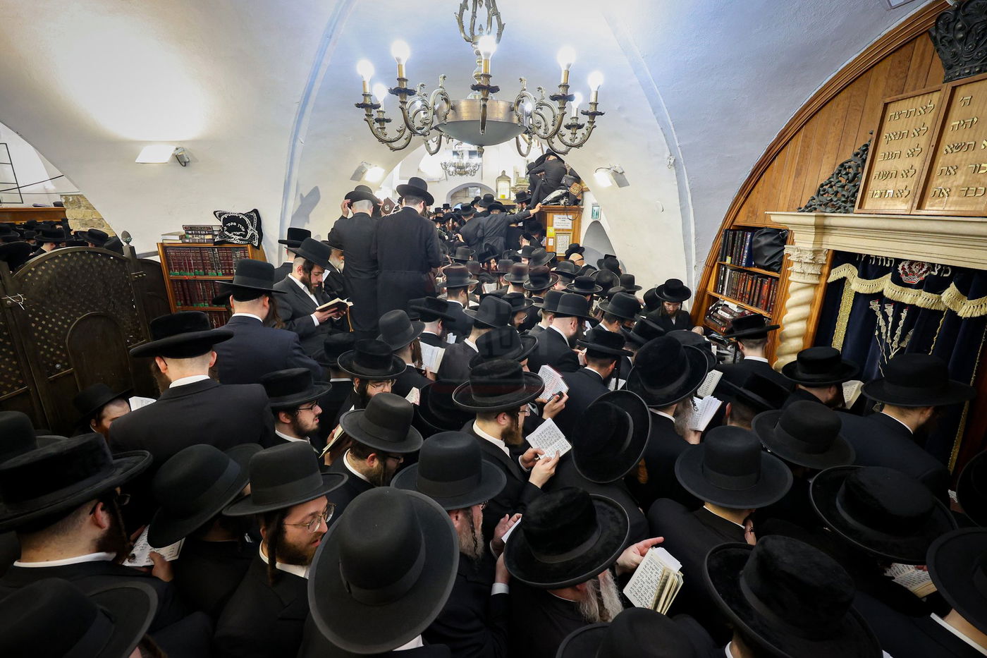 האדמו"ר מסאטמר באמירת תהילים במירון