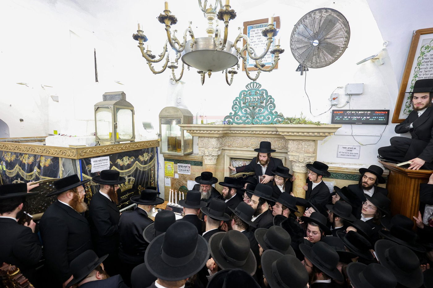 האדמו"ר מסאטמר באמירת תהילים במירון