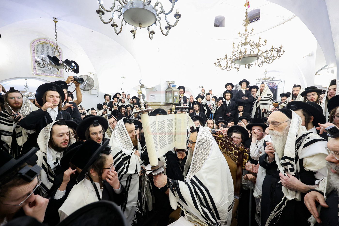 האדמו"ר מסאטמר בתפילת שחרית במירון