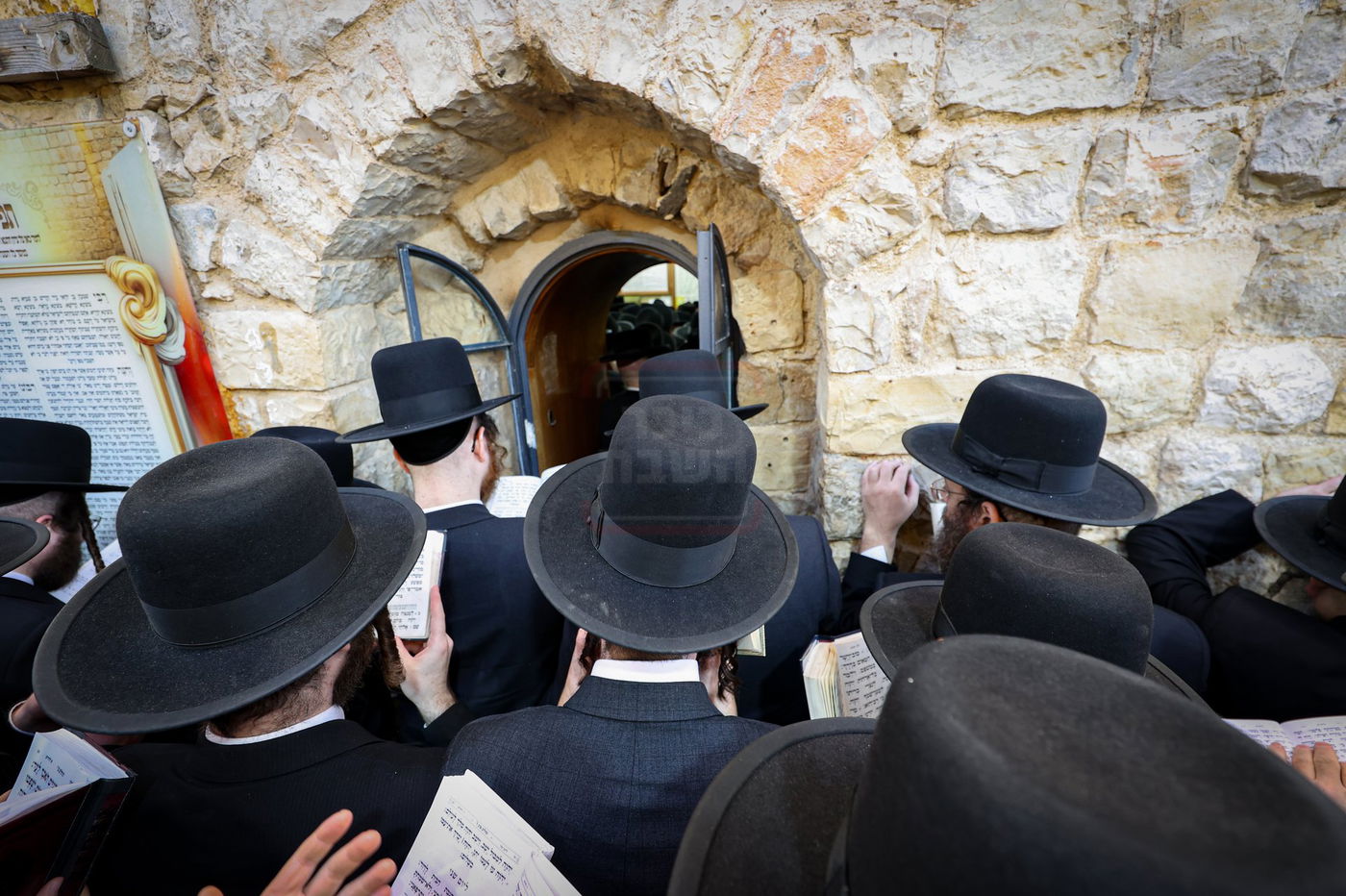 האדמו"ר מסאטמר באמירת תהילים במירון