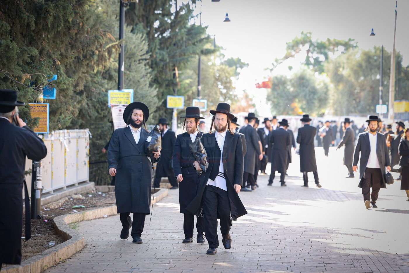 האדמו"ר מסאטמר באמירת תהילים במירון