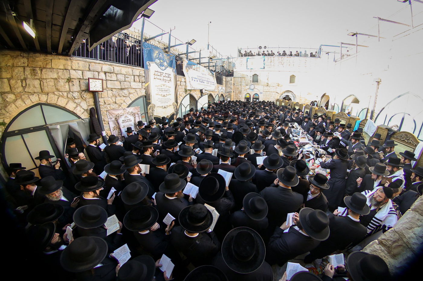 האדמו"ר מסאטמר באמירת תהילים במירון