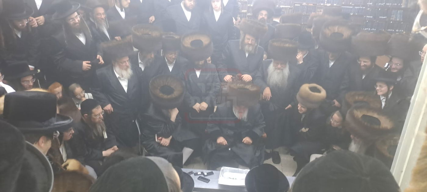 האדמו"ר מויז'ניץ בניחום אבלים על פטירת הגרי"א הגר זצ"ל