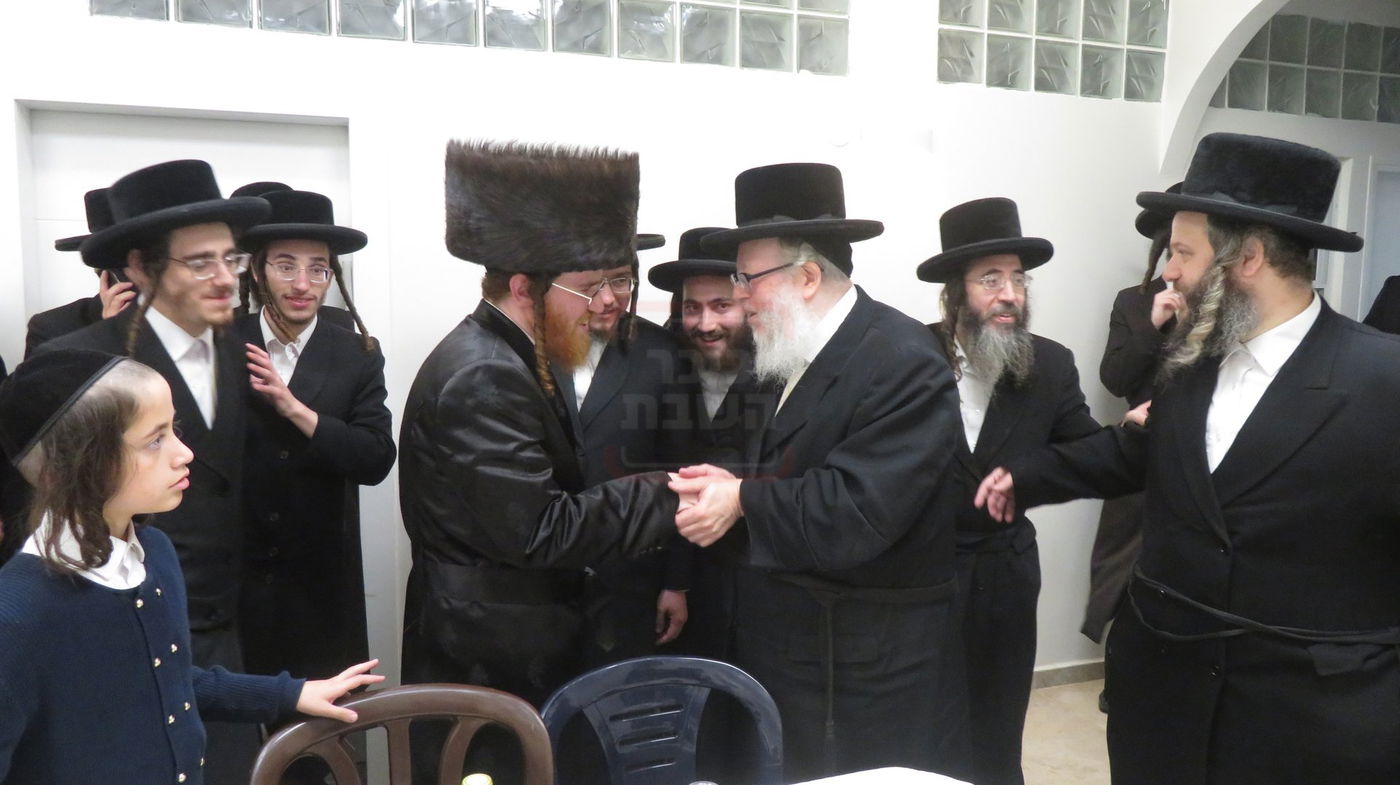 קבלת הפנים לאברך האסיר ר' אלעזר צדוק קויפמן אצל האדמו"ר מבוהוש