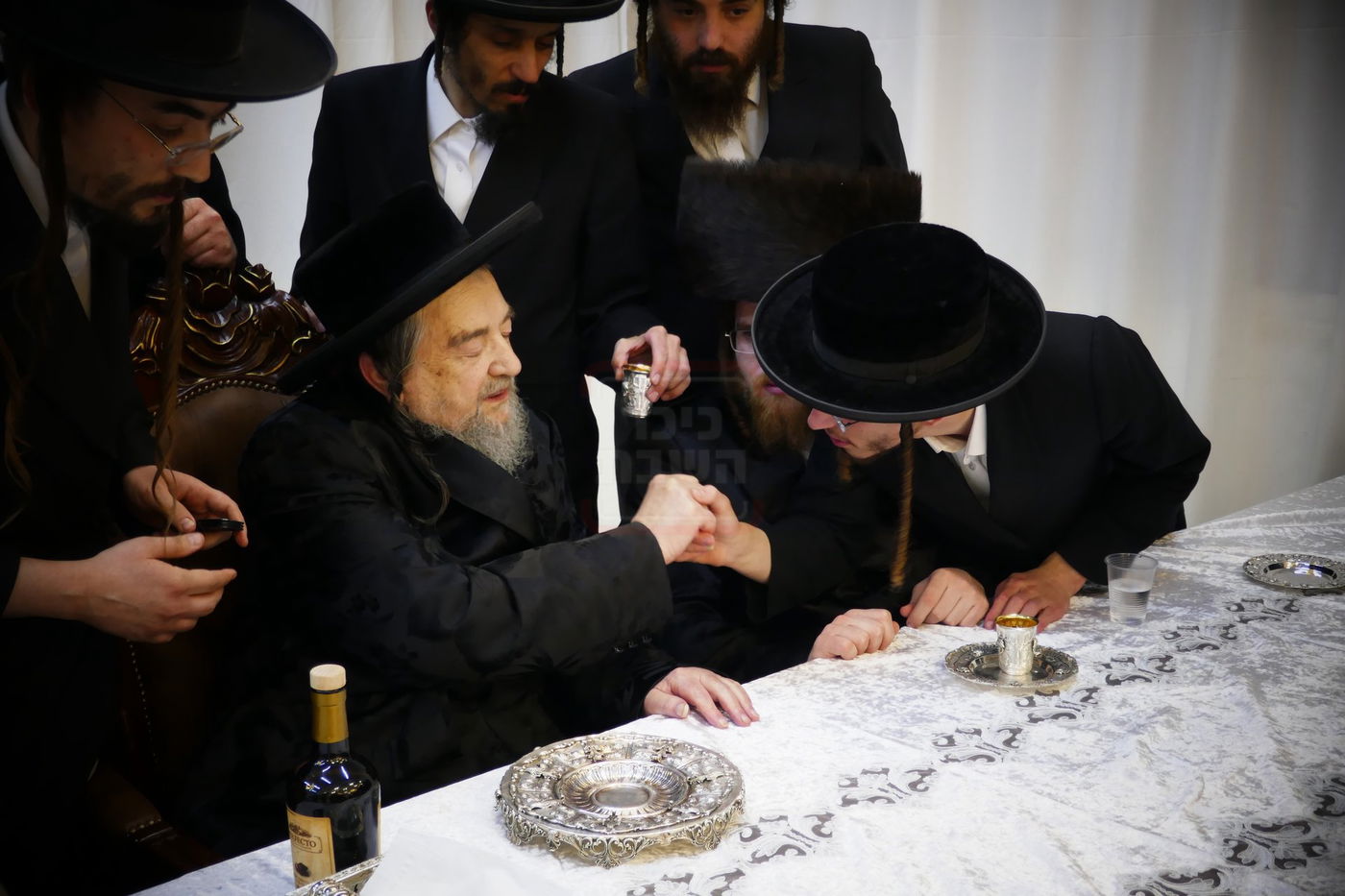 קבלת הפנים לאברך האסיר ר' אלעזר צדוק קויפמן אצל הגה"צ רבי יעקב מאיר שכטר