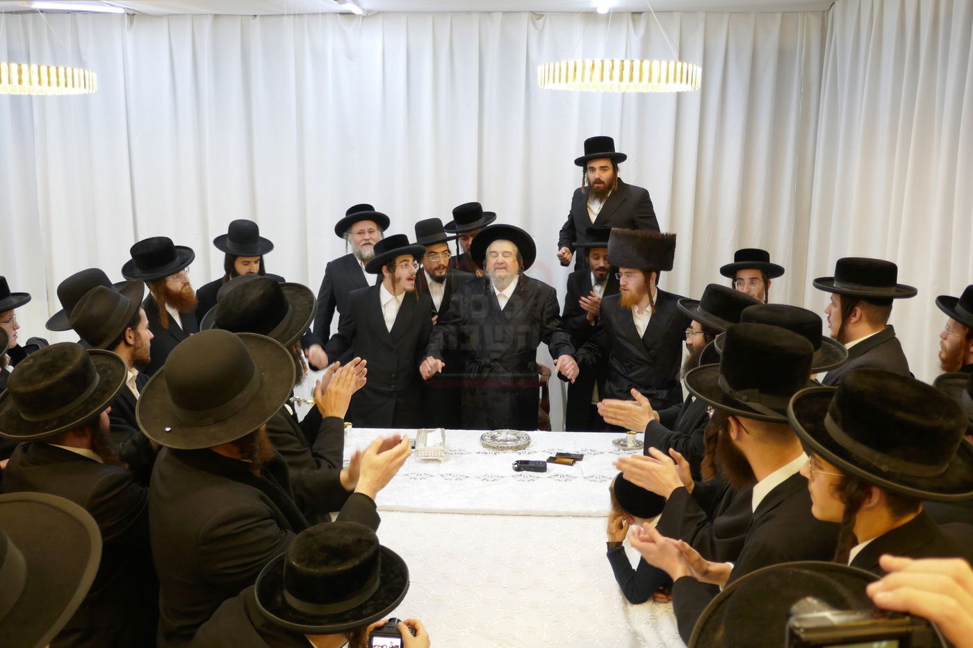 קבלת הפנים לאברך האסיר ר' אלעזר צדוק קויפמן אצל הגה"צ רבי יעקב מאיר שכטר