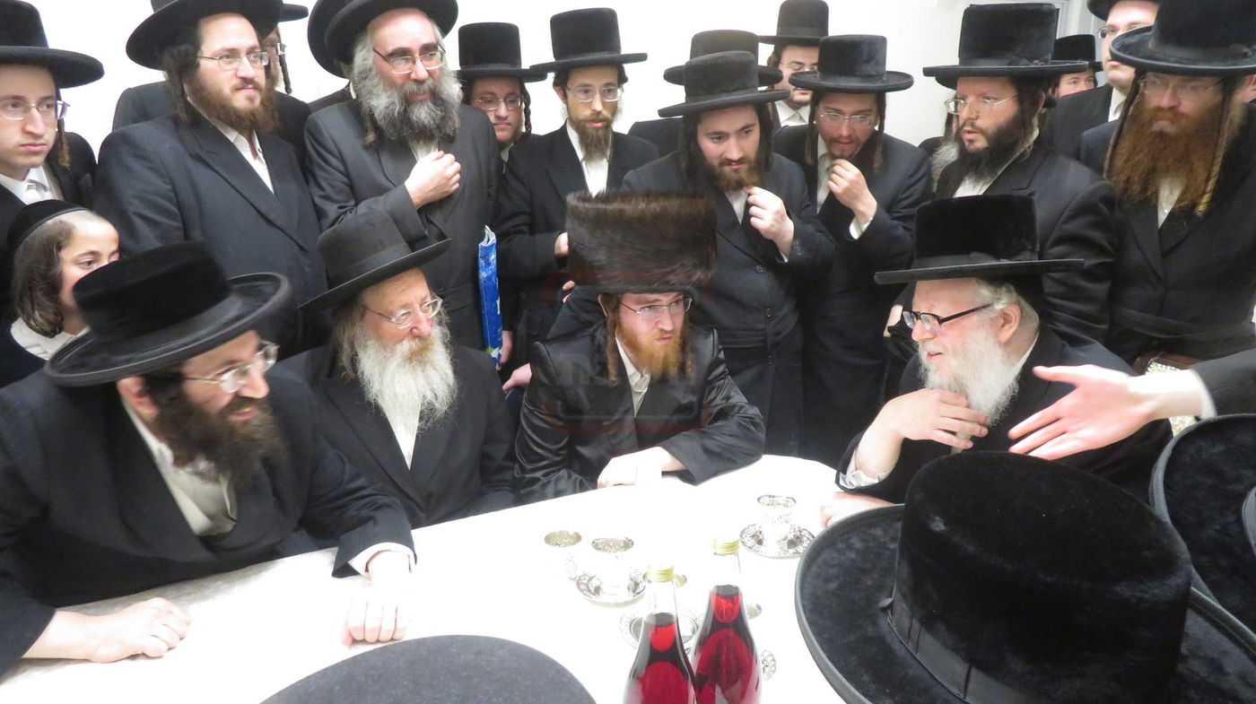 קבלת הפנים לאברך האסיר ר' אלעזר צדוק קויפמן אצל האדמו"ר מבוהוש