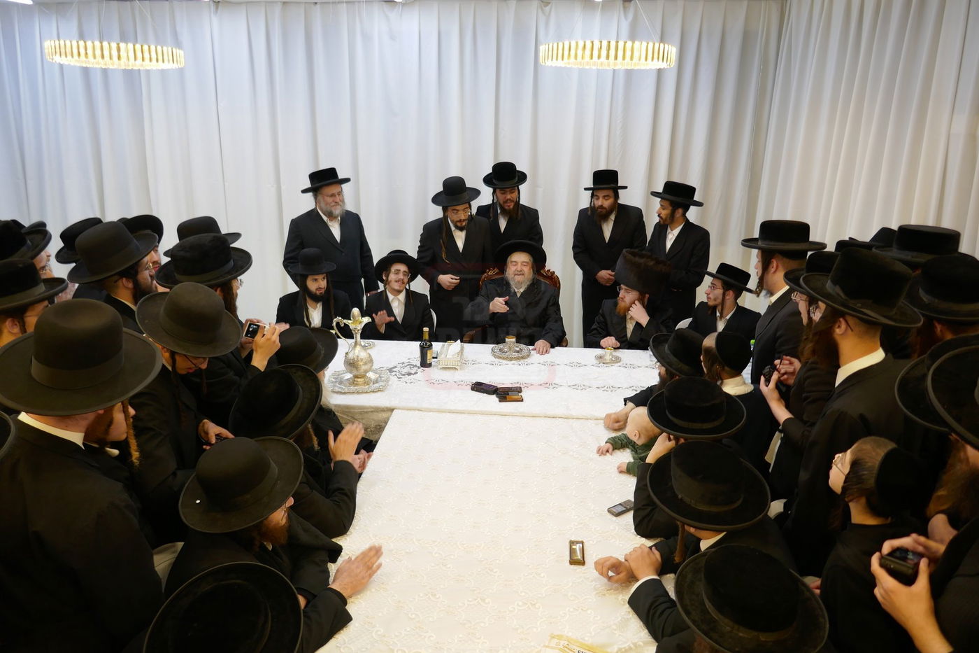 קבלת הפנים לאברך האסיר ר' אלעזר צדוק קויפמן אצל הגה"צ רבי יעקב מאיר שכטר