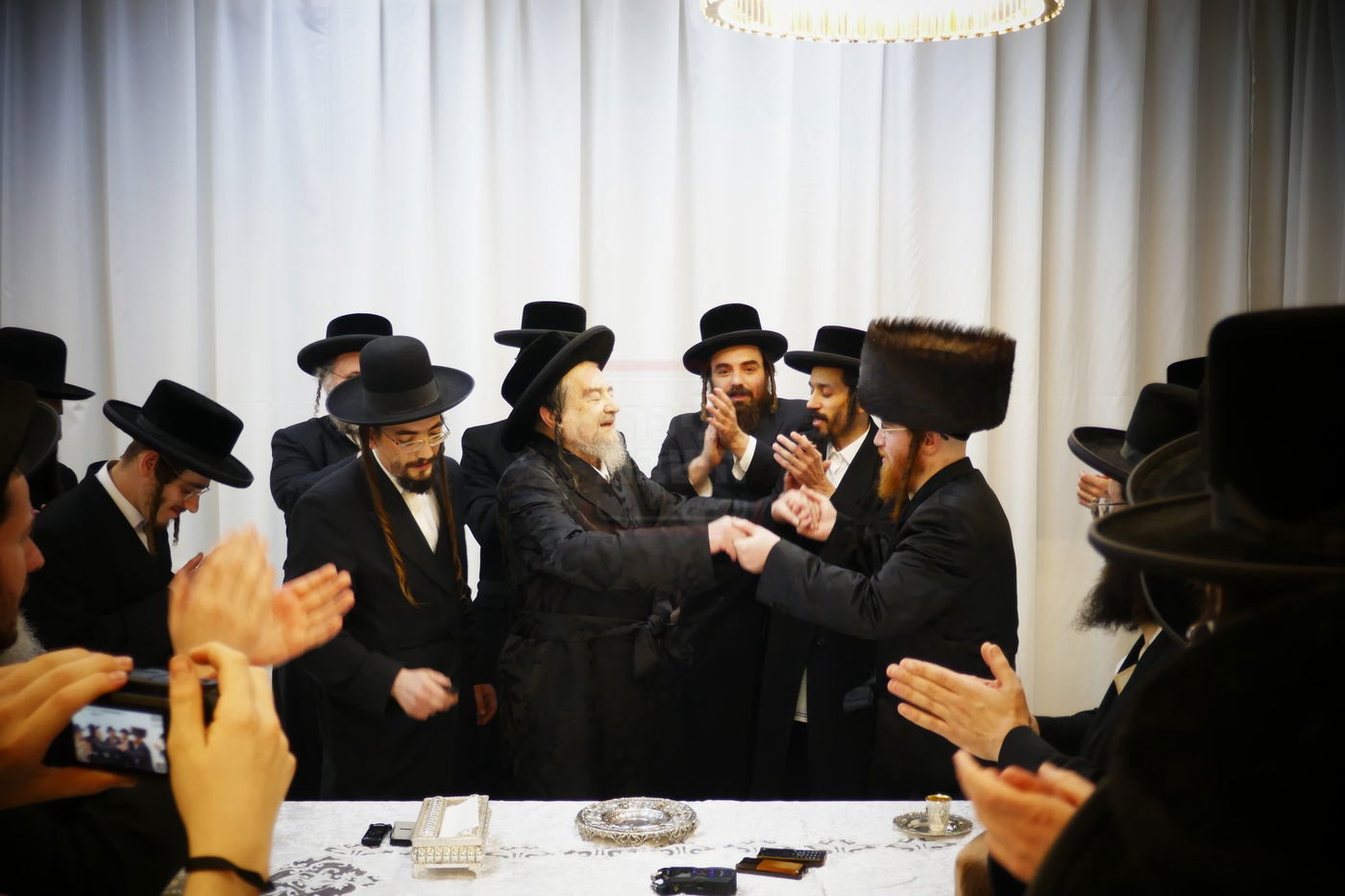 קבלת הפנים לאברך האסיר ר' אלעזר צדוק קויפמן אצל הגה"צ רבי יעקב מאיר שכטר