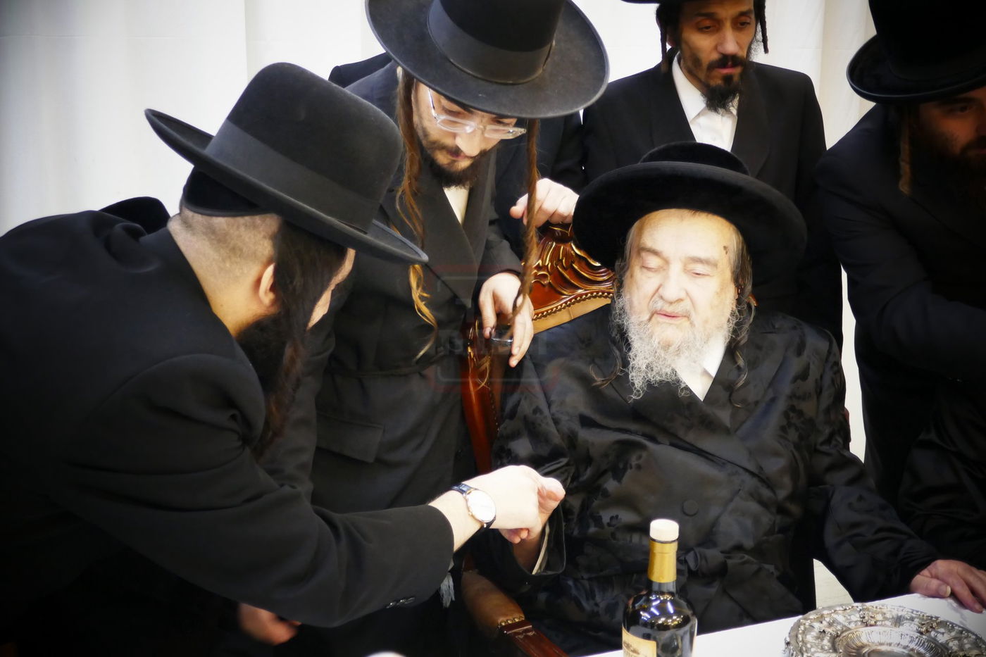 קבלת הפנים לאברך האסיר ר' אלעזר צדוק קויפמן אצל הגה"צ רבי יעקב מאיר שכטר