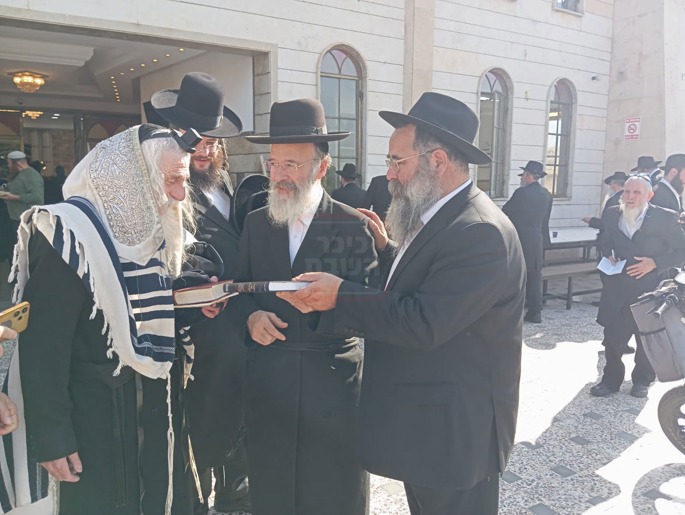 האדמו"ר מסטריקוב בביקור בכפר חב"ד