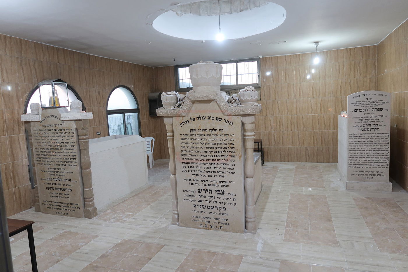 הקמת מצבה על קברו של האדמו"ר מקרעטשניף סיגעט זצ"ל