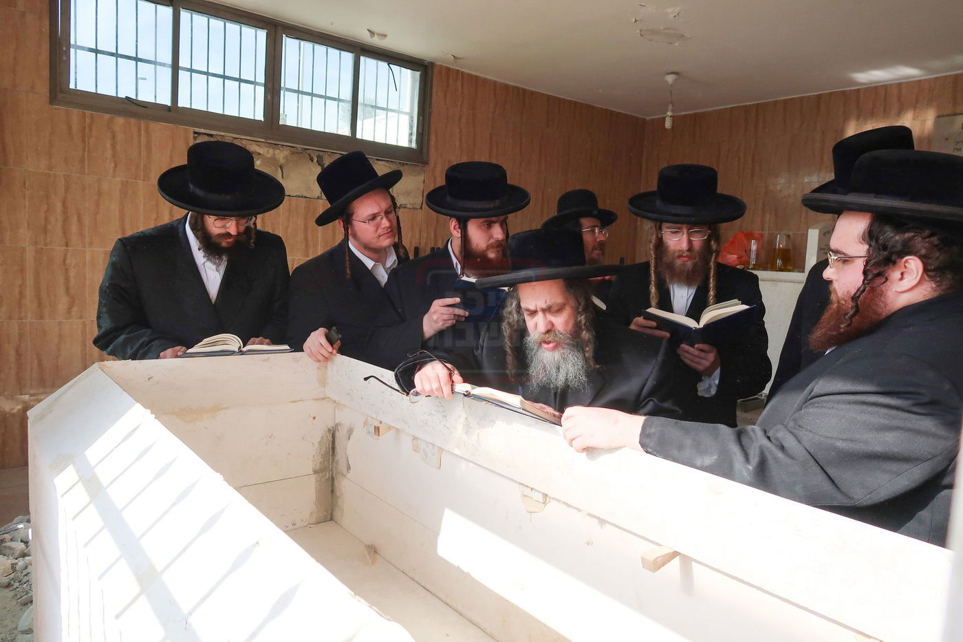 הקמת מצבה על קברו של האדמו"ר מקרעטשניף סיגעט זצ"ל