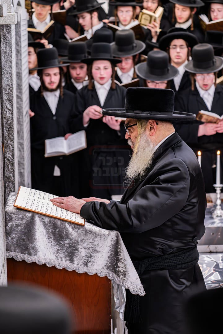 האדמו"ר מסאטמר בתפילה באוהל בית סאטמר