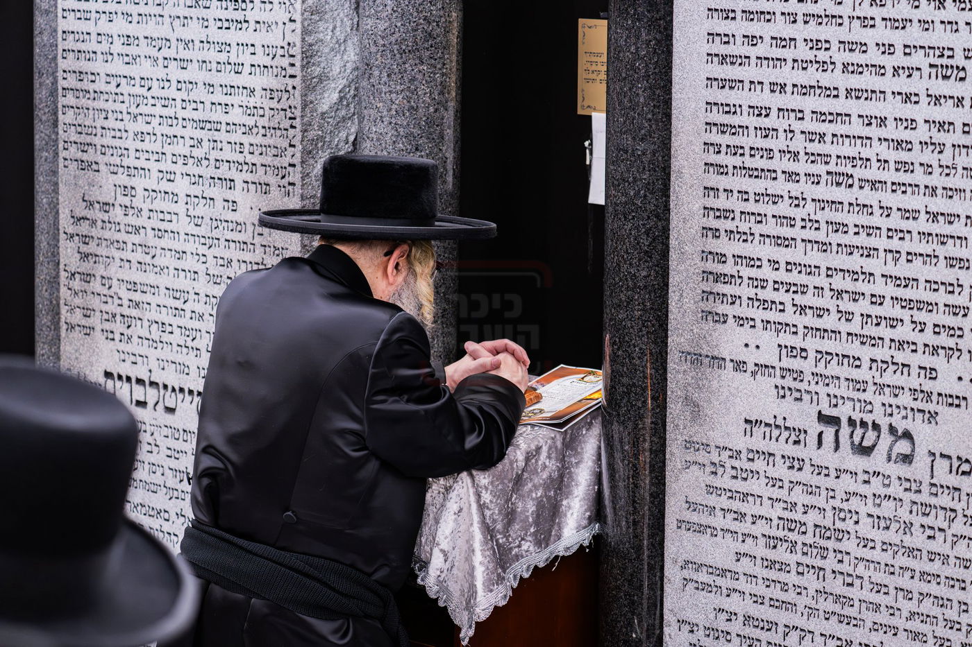 האדמו"ר מסאטמר בתפילה באוהל בית סאטמר