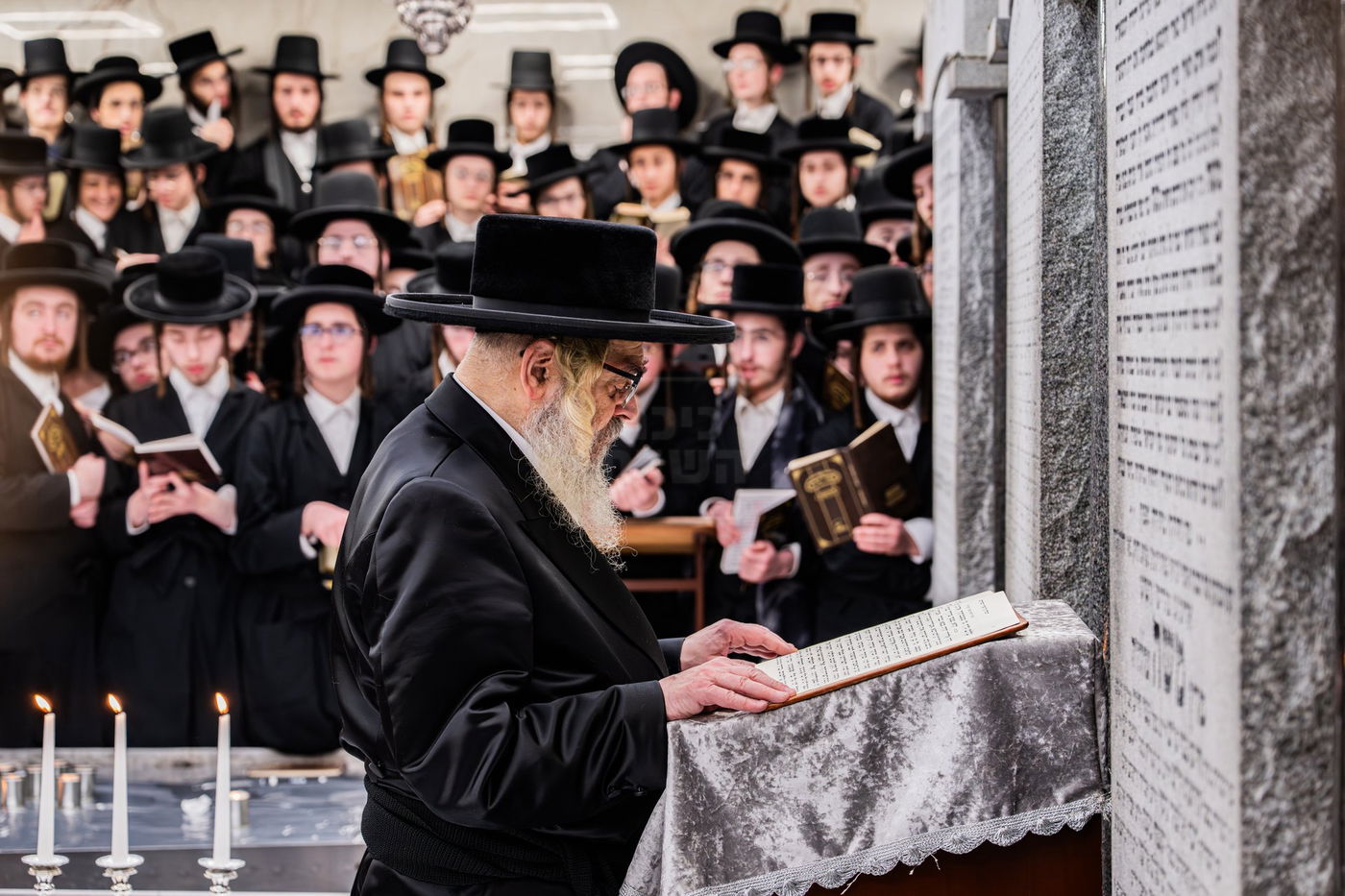 האדמו"ר מסאטמר בתפילה באוהל בית סאטמר