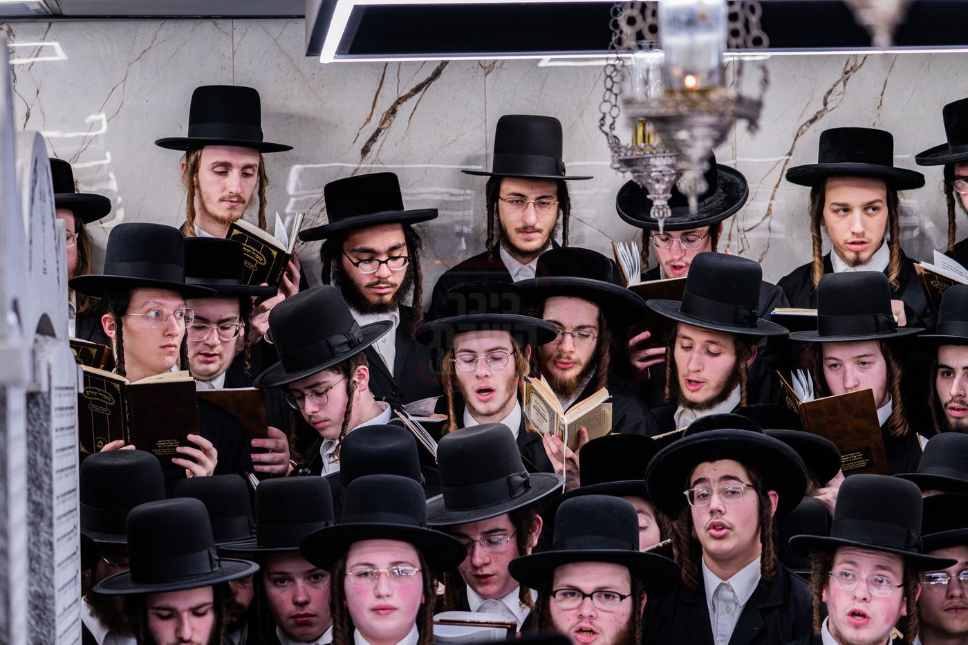 האדמו"ר מסאטמר בתפילה באוהל בית סאטמר