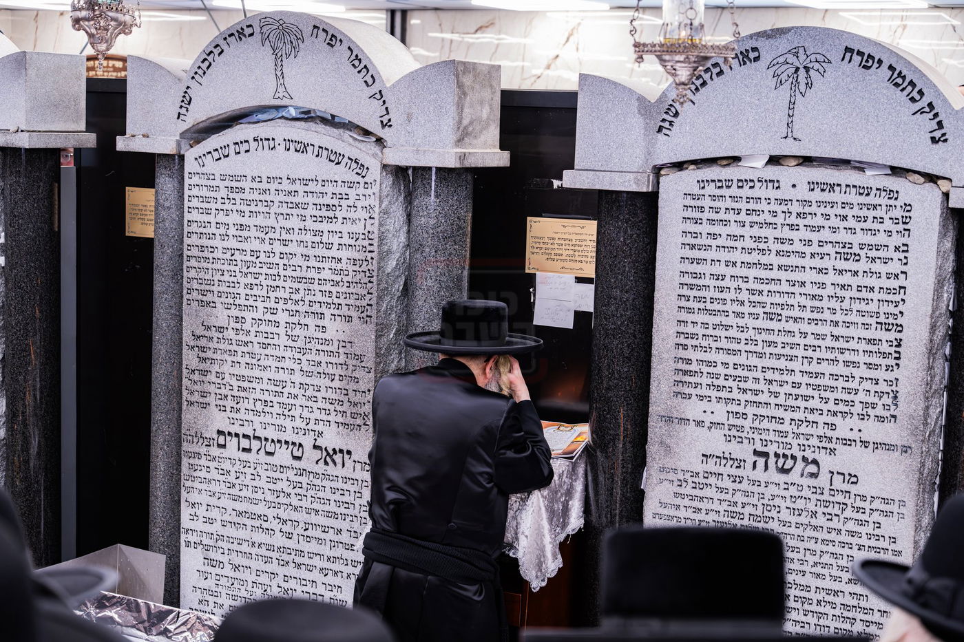 האדמו"ר מסאטמר בתפילה באוהל בית סאטמר