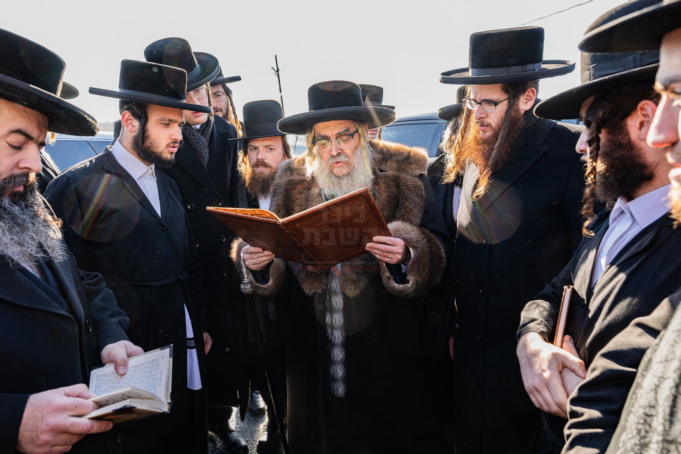 האדמו"ר מסאטמר בתפילה באוהל בית סאטמר