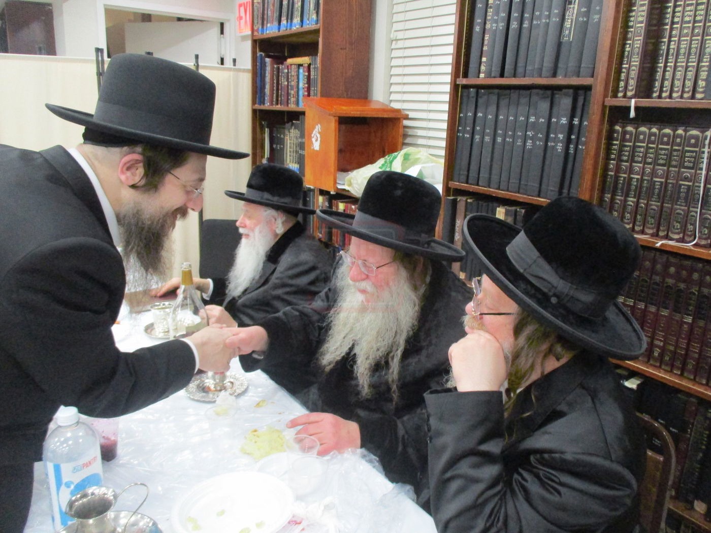 האדמו"ר מקוזמיר בטיש משותף עם האדמו"ר ממודז'יץ פלעטבוש