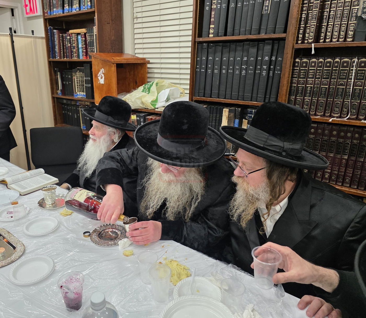 האדמו"ר מקוזמיר בטיש משותף עם האדמו"ר ממודז'יץ פלעטבוש