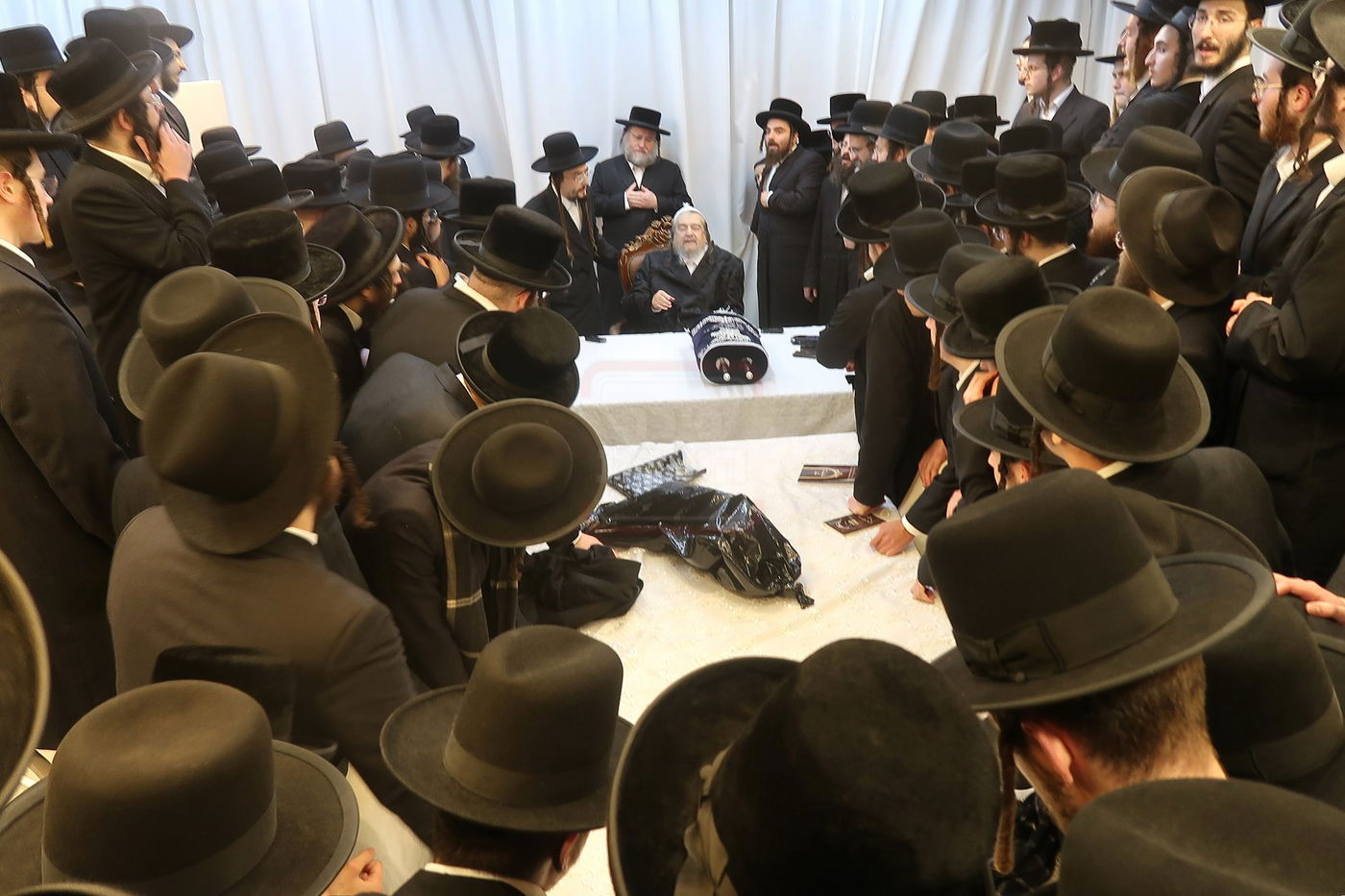 תלמידי ישיבת 'שער המלך' אצל הגרי"מ שכטר