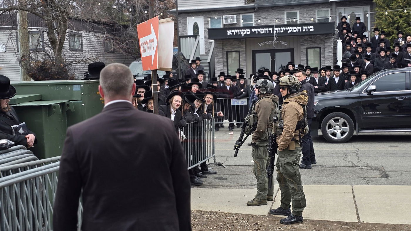 מייק ג'ונסון בביקור אצל האדמו"ר מסקווירא 