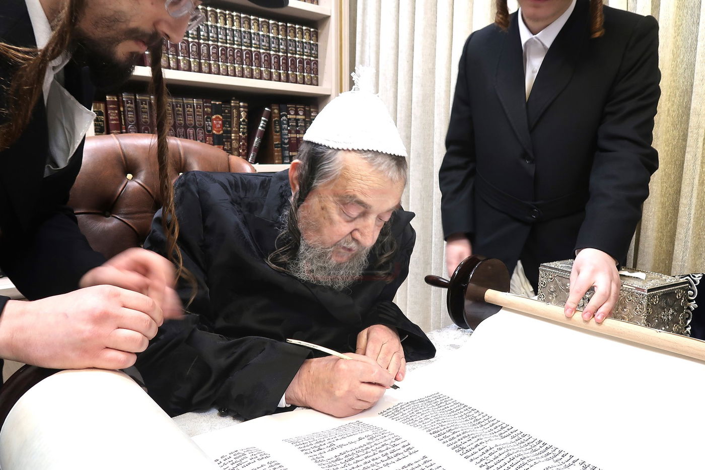 תלמידי ישיבת 'שער המלך' אצל הגרי"מ שכטר