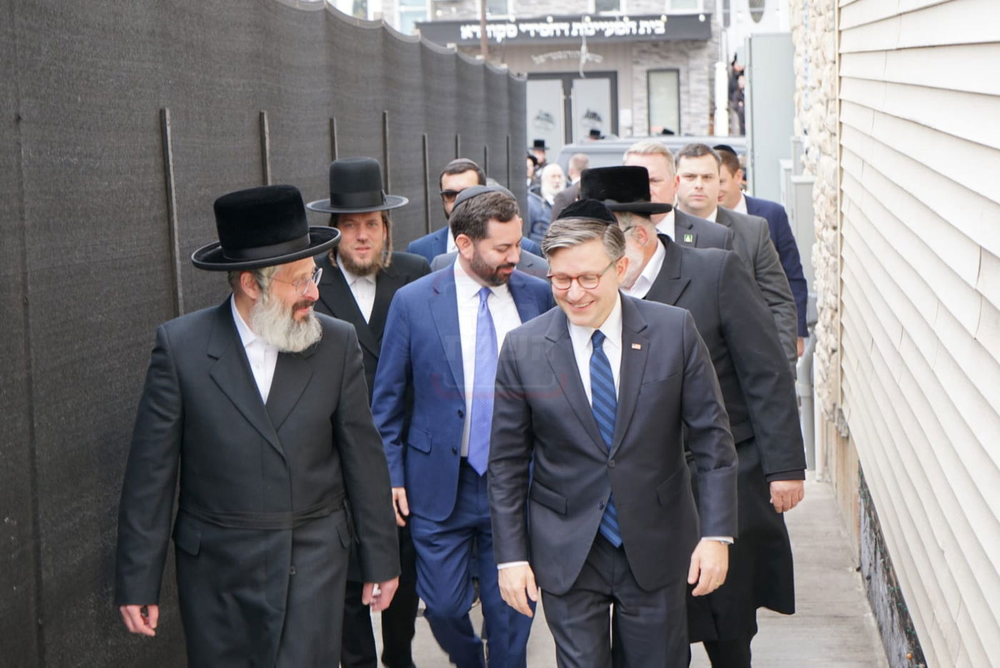 מייק ג'ונסון בביקור אצל האדמו"ר מסקווירא 