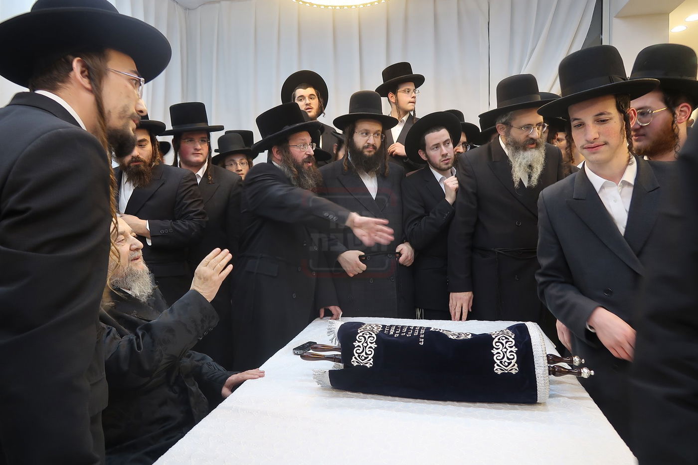 תלמידי ישיבת 'שער המלך' אצל הגרי"מ שכטר